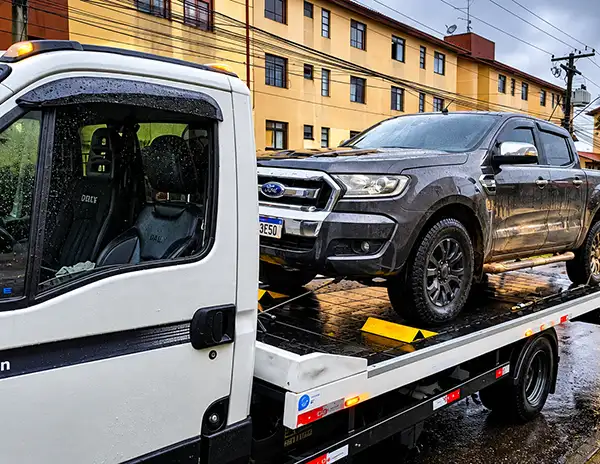Flash Fretes Guinchos realizando atendimento de auto socorro 24 horas no Centro de Curitiba